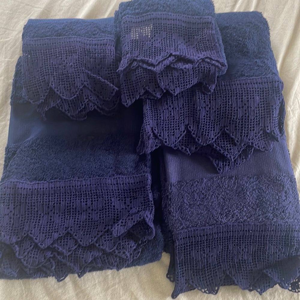 Hand Embroidered towel set (5)